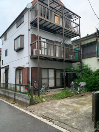 王洪利が入居していた寮と駐車場