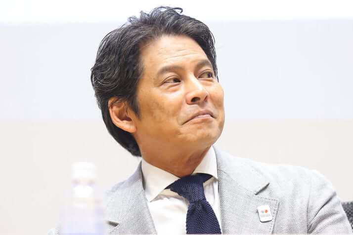 25年20号グラビア 織田裕二_1