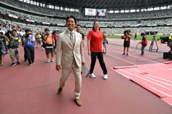 25年20号グラビア 織田裕二_4