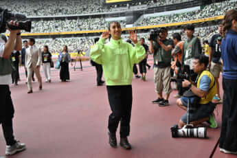 25年20号グラビア 織田裕二_9