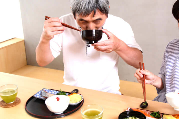 食事する男性