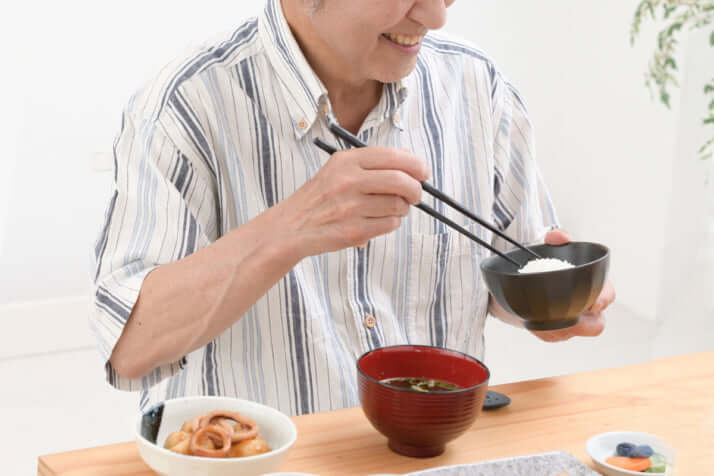 食事する男性