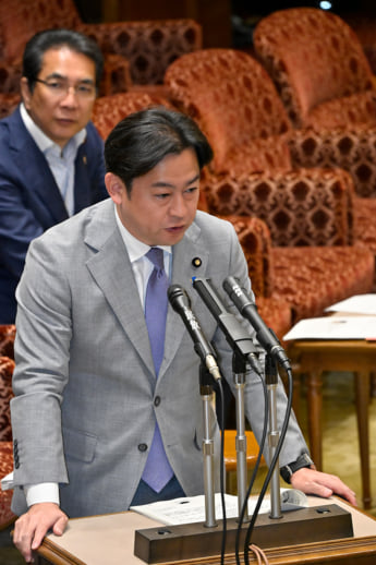 福岡資麿