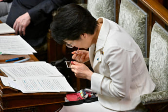 25年24号グラビア 国会_4