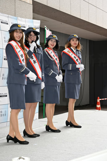 25年24号グラビア 警察署長_3