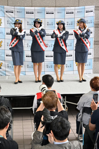 25年24号グラビア 警察署長_9