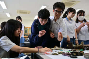 25年25号グラビア 遺骨_10