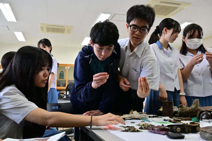 25年25号グラビア 遺骨_10