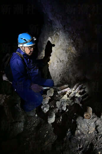 25年25号グラビア 遺骨_2