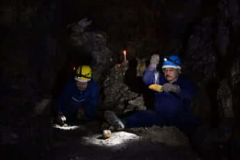 25年25号グラビア 遺骨_6