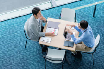 オフィスで働く人