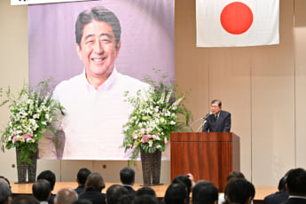 25年26号グラビア 安倍晋三_3