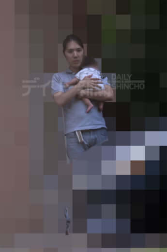 25年28号グラビア 小室夫妻_1