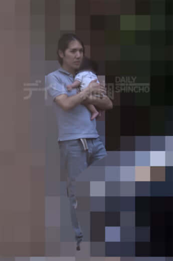 25年28号グラビア 小室夫妻_2