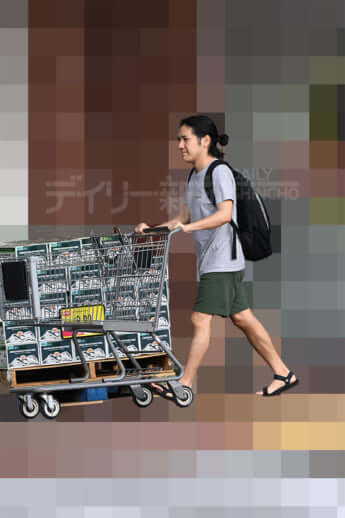 25年28号グラビア 小室夫妻_3