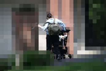 25年28号グラビア 小室夫妻_4