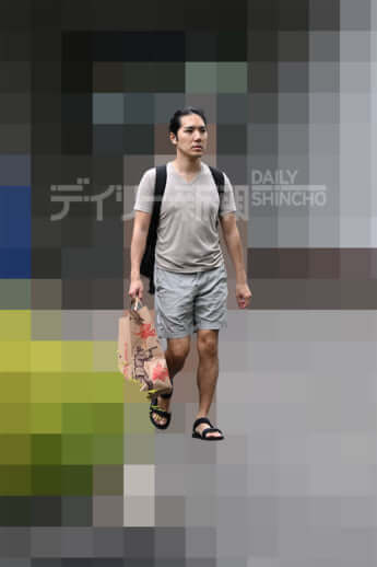 25年28号グラビア 小室夫妻_6