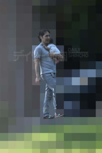 25年28号グラビア 小室夫妻_7