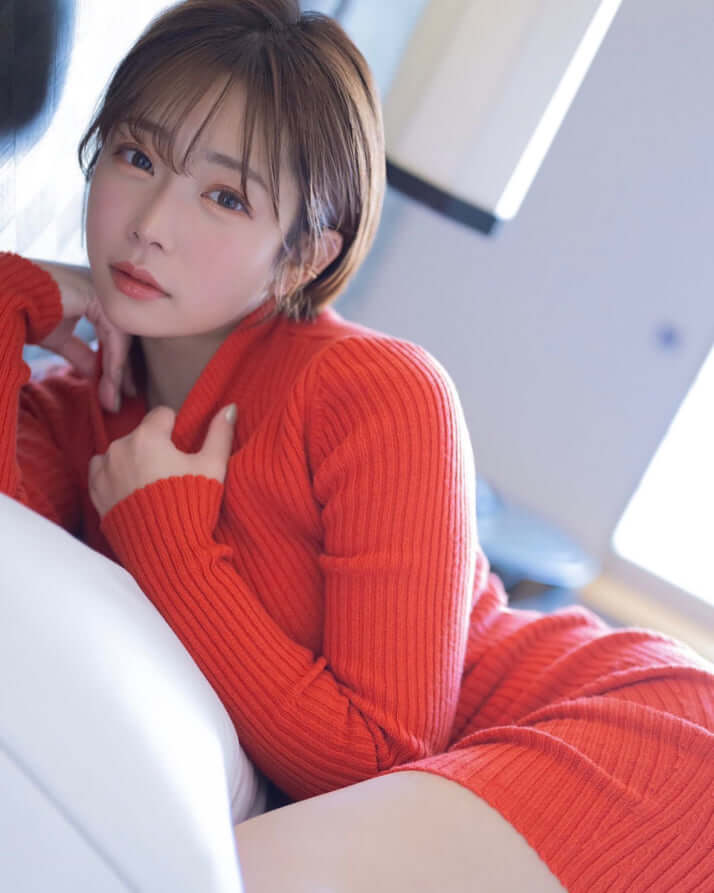 目の前にあるクラシカルな椅子を見た「紗倉まな」から次々に