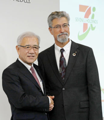 井阪隆一、スティーブン・デイカス