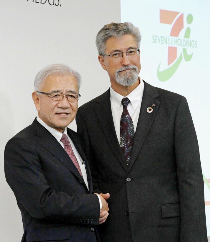 井阪隆一、スティーブン・デイカス