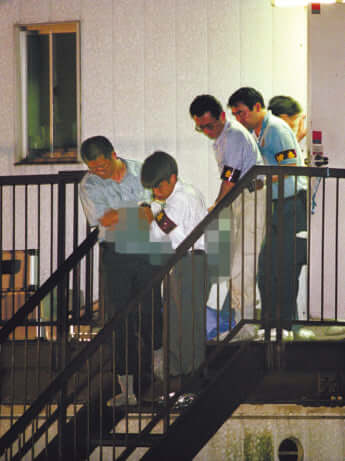 遺体を運ぶ捜査員