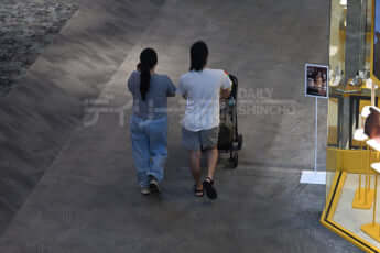 25年33号グラビア 小室夫妻_2