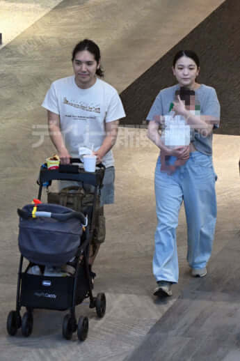 25年33号グラビア 小室夫妻_3