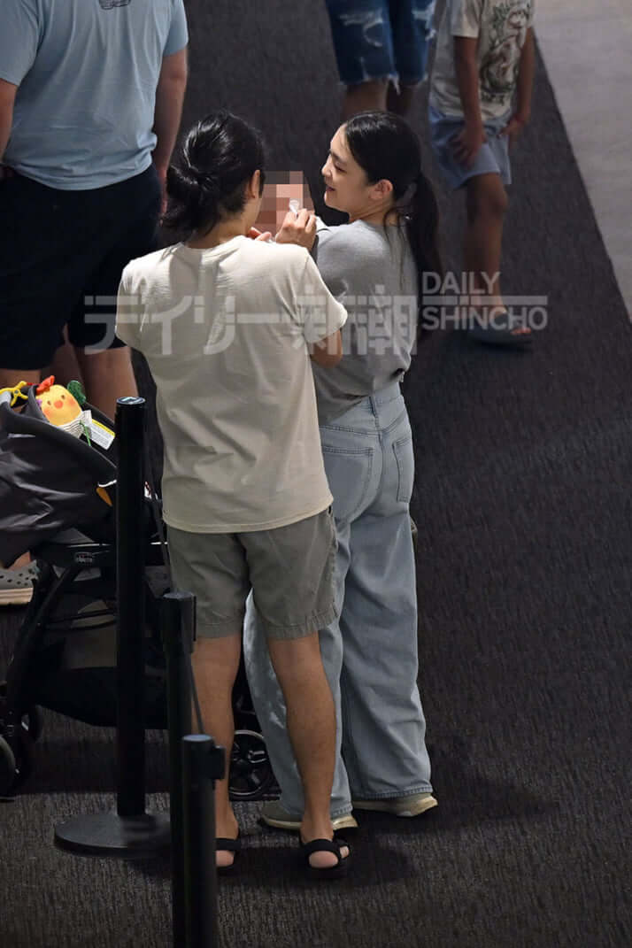 25年33号グラビア 小室夫妻_5