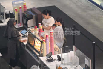 25年33号グラビア 小室夫妻_6