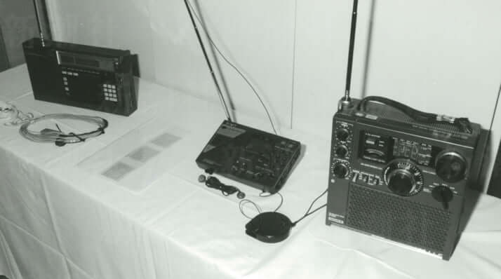 スパイの通信機器