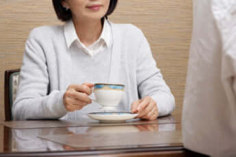 話し合う女性二人