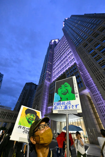 25年36号グラビア エジプトデモ_10