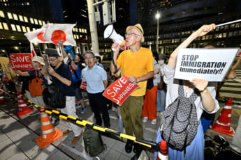 25年36号グラビア エジプトデモ_11