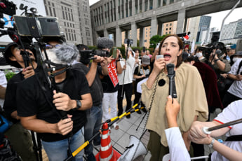 25年36号グラビア エジプトデモ_2