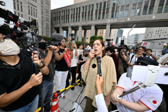 25年36号グラビア エジプトデモ_3