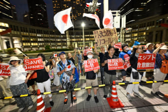 25年36号グラビア エジプトデモ_8