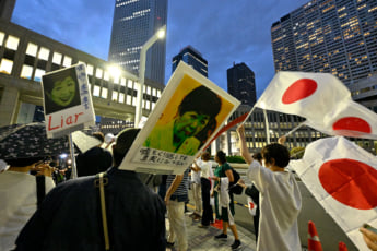 25年36号グラビア エジプトデモ_9