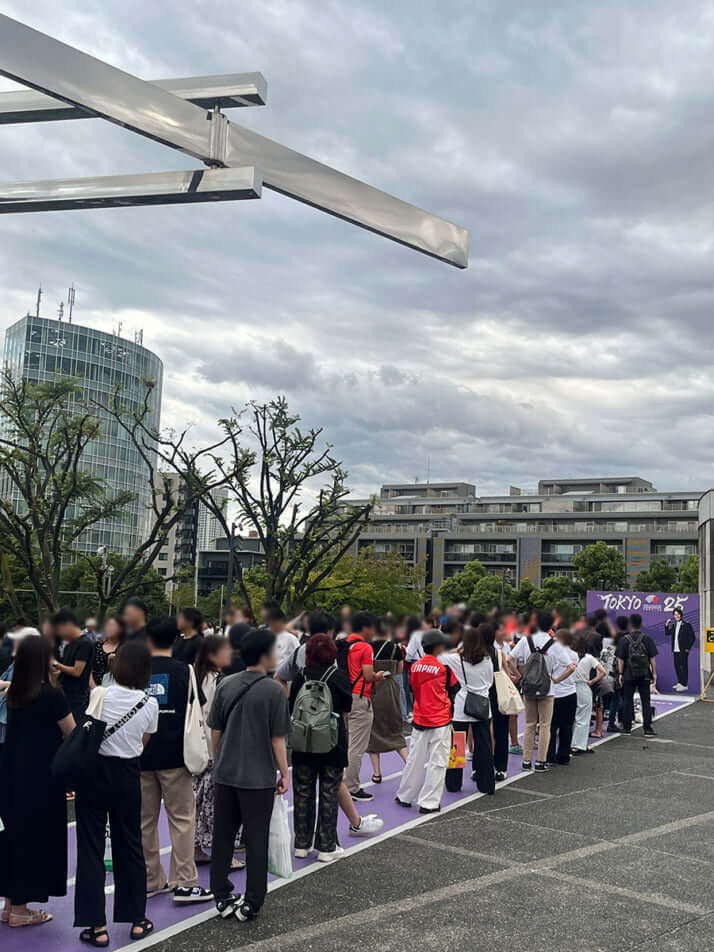 国立競技場で並ぶ人の列