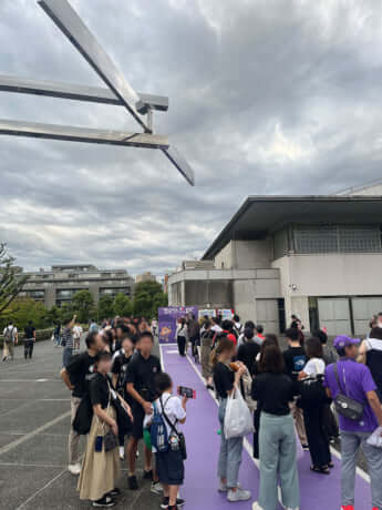 国立競技場で並ぶ人の列