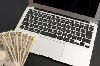パソコンとお札イメージ