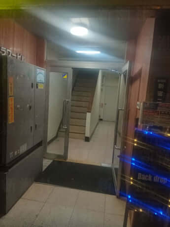 新宿2丁目のビルエントランス