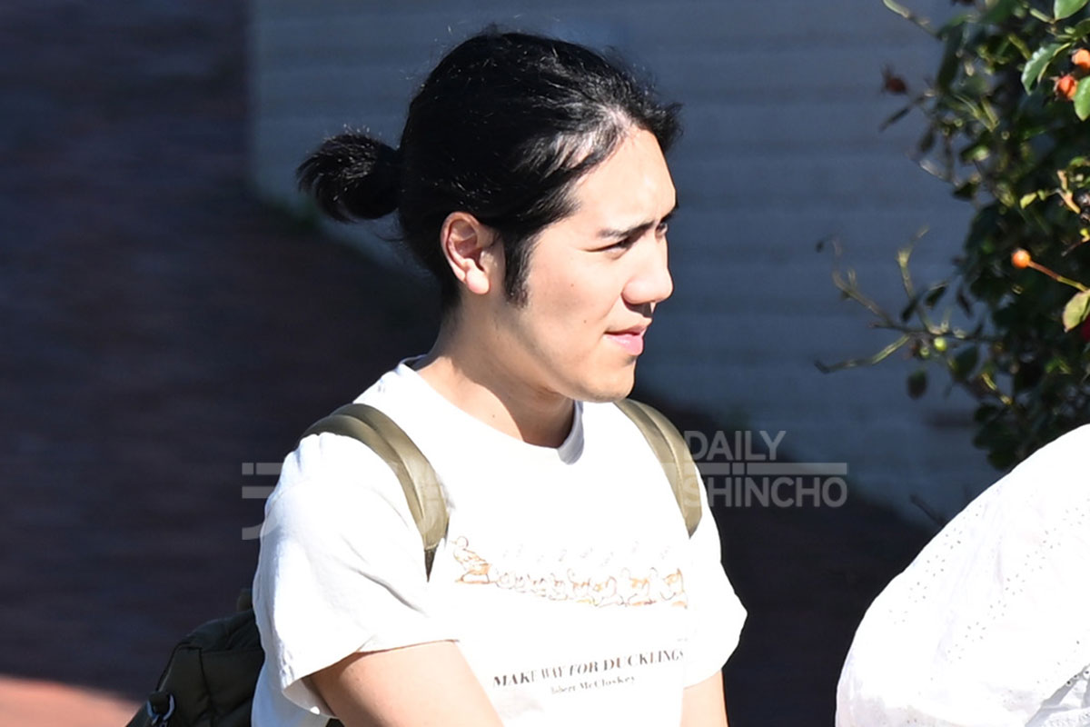 眞子さんは“透け感ブラウス”姿で… 「小室さん一家」が圭さん誕生日を前