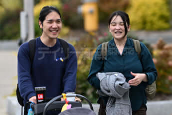 25年43号グラビア 小室夫妻_10