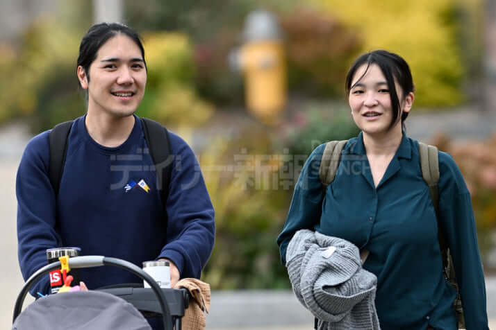 25年43号グラビア 小室夫妻_7