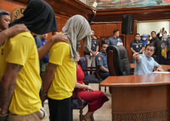 現地当局に逮捕されたフィリピン人兄弟