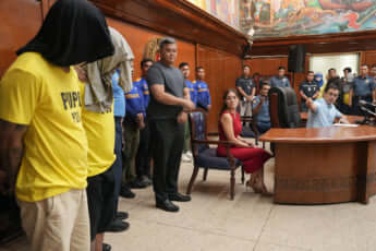 現地当局に逮捕されたフィリピン人兄弟