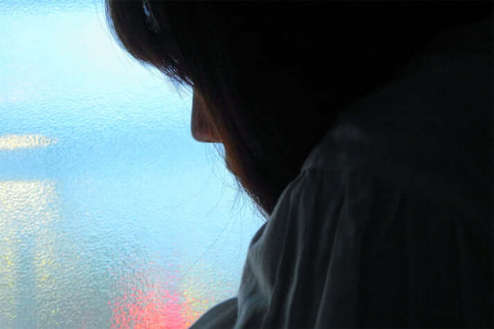 うつむく女性イメージ