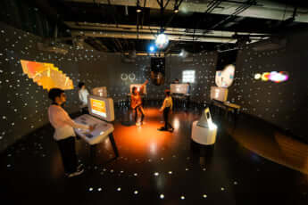 日本科学未来館の常設展示「量子コンピュータ・ディスコ」