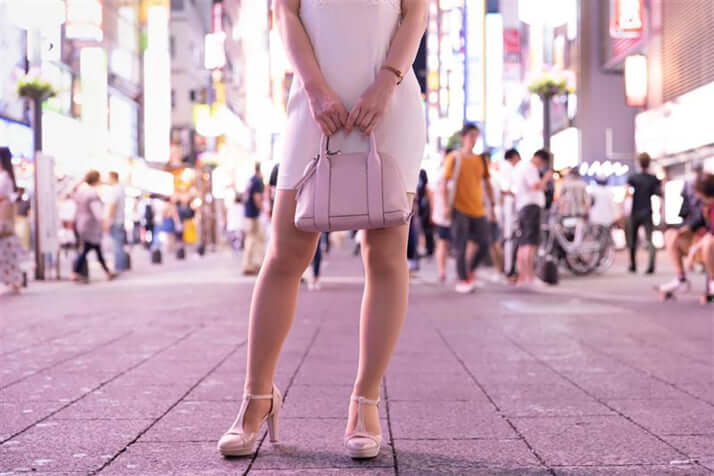 繁華街の女性イメージ